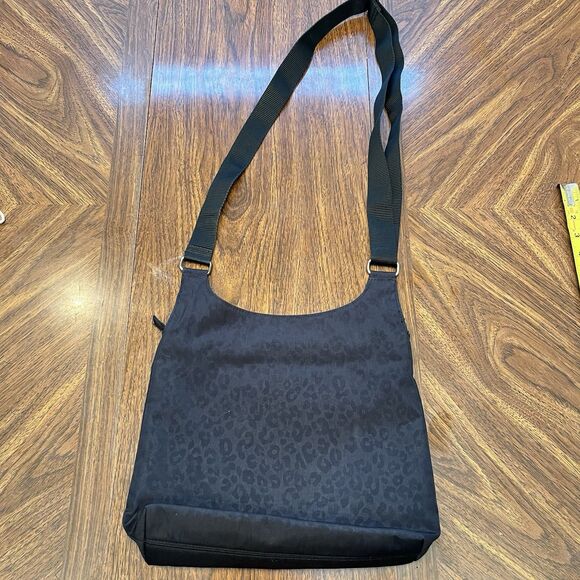 BAGGALLINI Bag Black on Black Cheetah Print Bucket Bag Crossbody Shoulder  Purse - Picture 5 of 9